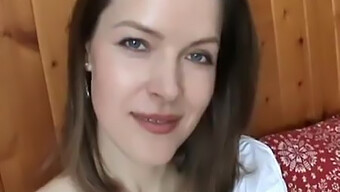 Latina Lepotica Razkrije Svoja Usta V Tem Vročem Videu