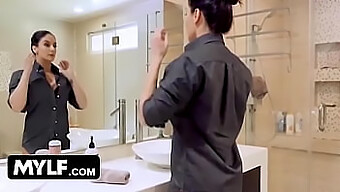 Milf Sheena Ryder Tặng Con Trai Nuôi Một Bất Ngờ Sinh Nhật