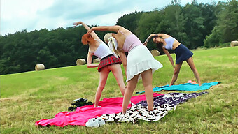 Yoga E Ginástica Para Garotas De Fitness Com Ruivas E Bundas Nuas