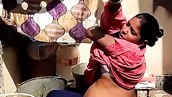 Una Mujer India Madura Se Baña En El Gran Baño Al Aire Libre