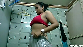 Mira A Una Chica India Con Grandes Tetas Hacer Ejercicio En El Gimnasio