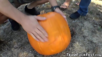 Grandes Tetas Y Culos Son Recogidos Y Follados En Este Video Porno De Halloween