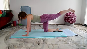 Fitnessentusiasten Aurora Willows Leder En Yogasession I Hd