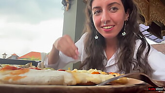 Deliciando-Se Com Uma Pizza Com Cobertura Cremosa Em Um Restaurante Público