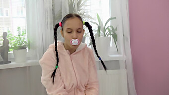 Tatoveret Babe Med Pigtails Tager En Dyb Pik