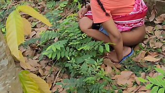 Adolescente Negro Faz Xixi Na Floresta