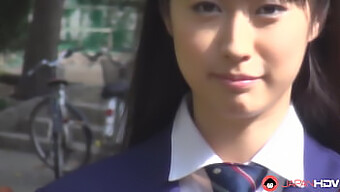 Tomomi Motozawa穿着校服给她的同学口交