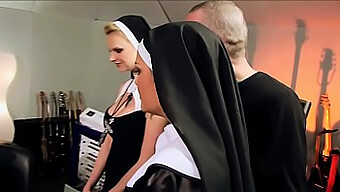 Une Nonne Sensuelle Séduit En Bas Pour Une Orgie Hardcore Au Vatican