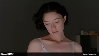 I Momenti Intimi E Le Pose Seducenti Di Molly Parker