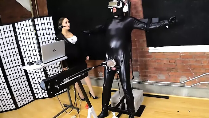 Entraînement De Femdom Avec Une Machine