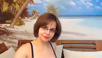 Big Tit Cutie 2: A Webcam Striptease Și Multe Altele