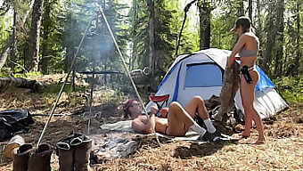 Aventura De Camping Al Aire Libre Con Una Pareja Desnuda