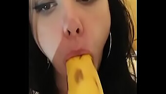 Sexy Homemade Slut Gives A Blowjob On A Banana