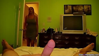 Eine Vollbusige Milf Gibt Einem Jungen Mann In Pov Einen Handjob