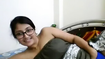 Julie Bhabhi, 18 Ans, Se Masturbe Jusqu'À L'Orgasme