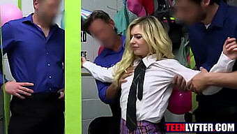 Une Blonde Adolescente Se Fait Gang-Banger Par Des Agents De Sécurité En Pov