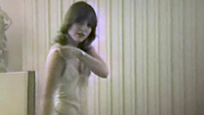 Amerikansk Vintage Tjej Striptease I Mittfältsvideo