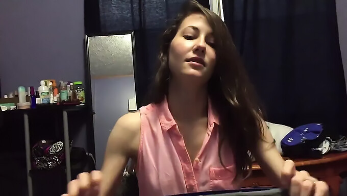 Brunette Amateur Gives A Hot Oral Performance