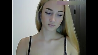 Hd-Video Af En Varm Webcam-Babe, Der Bliver Kneppet Live