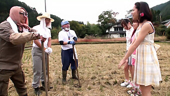 Adolescenti Cinesi Esplorano La Loro Sessualità In Questo Video Esplicito