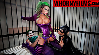 Payudara Besar Dan Pantat Dalam Threesome Panas Dengan Joker Dan Cat Woman