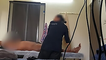 Snigende Optagelser Fra En Massagesalon