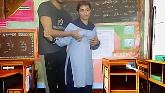 Eerste Keer Seks Van Een Indiaas Schoolmeisje Met Haar Leraar En Klasgenoot.