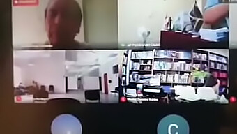 L'Avocat Oublie D'Éteindre Sa Webcam Pendant Sa Journée De Travail Complète