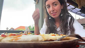 Katty Wests Outdoor-Cumwalk Und Pizza-Snack