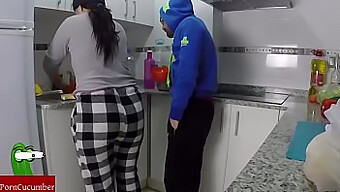 ¡pareja Disfruta De Una Mamada Caliente En La Cocina!