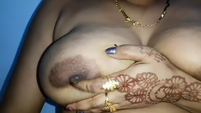 Las Grandes Tetas De La India Desi Bhabhi Reciben Un Masaje