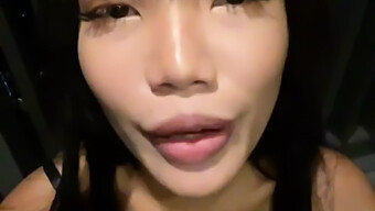 Emma Thai的朋友在厨房里发现了她自慰的行为