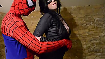 Une Cosplayeuse Aux Gros Seins Fait Une Fellation Et Éjacule Sur Le Pénis De Spiderman