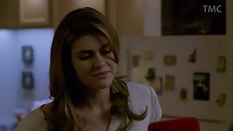 Mông Mỹ Của Alexandra Daddario Được Tập Thể Dục Trong Một Thám Tử Thực Thụ