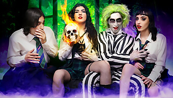 Beetlejuice Está De Vuelta, Esta Vez Con Elias Cash Y Un Grupo De Cosplayers Cachondos.