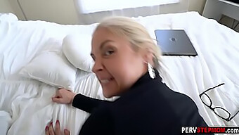 Moden Blond Milf Gir Stesønnen Blowjob Og Pupper