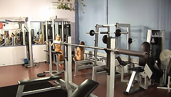 Des Filles De Gym Se Déshabillent Et S'Entraînent