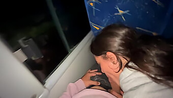 La Folle Virée En Bus D'Une Jeune Fille Se Termine Par Une Rencontre Orale Palpitante