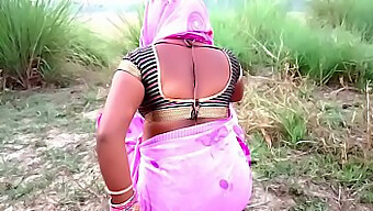 Mira A Una Milf India Ponerse Caliente Y Sucia Con Su Amante Y Otro Chico