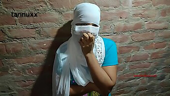 Garota Indiana Adolescente (18+) Experimenta Sua Primeira Experiência Anal Em Uma Orgia De Natal