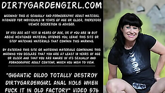 חוויה אנאלית של Dirtygardengirl עם דילדו ענק