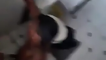 Teen Gay Se Fait Prendre En Train De Sucer La Bite De Son Ami Dans La Salle De Bain