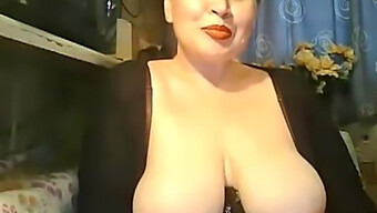 Mama Met Grote Natuurlijke Tieten Voor De Webcam