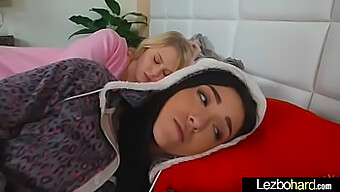 Le Lesbiche Adolescenti Kiley Jay E Lily Rader In Una Scena Lesbo Amatoriale Calda