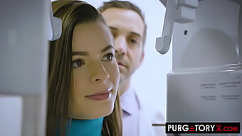 Dentista Morena Dá Prazer Oral Em Um Vídeo De Realidade Hardcore