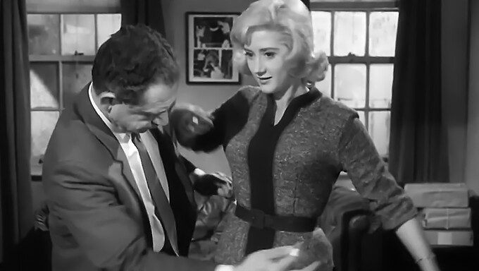 Liz Fraser En Haar Kousen In Een Vintage Pornoclip