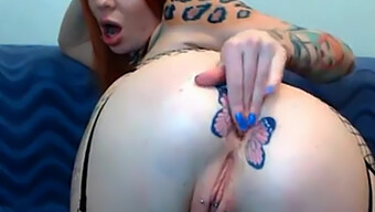 Une Rousse Avec Un Tatouage Papillon Se Fait Fister En Webcam