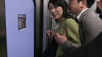 Milf Japonaise Se Prend Une Rude Chevauchée Dans Le Train