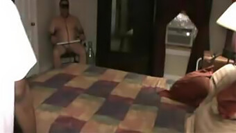 Marido Cornudo Maduro Mira A Su Esposa Con Un Gran Pollón Negro