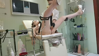 Lesbische Bdsm-Femdom: Herrin Reginas Weibliche Klinikmuschi